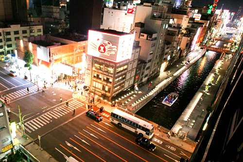 Zimmer im japanischen Stil mit Blick auf die nächtliche Stadt